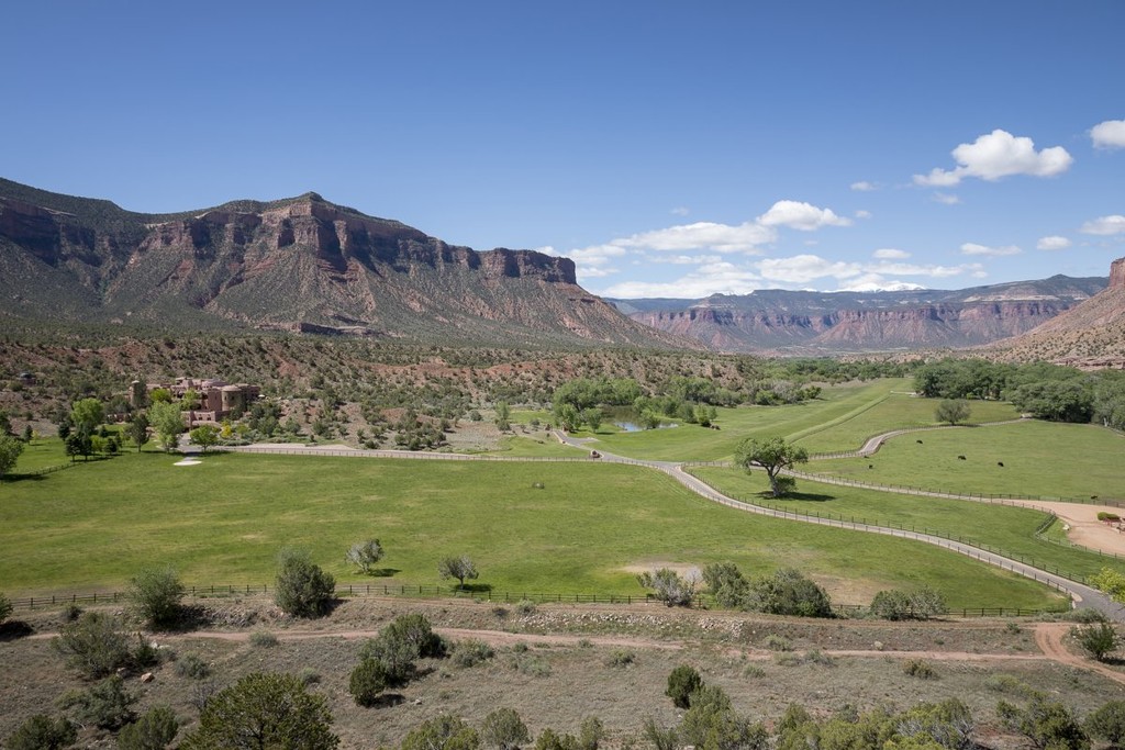 hendricks placed about 4000 aces of the property in a conservation easement which means that no roads or structures can be built in that area | Lamianow.gr
