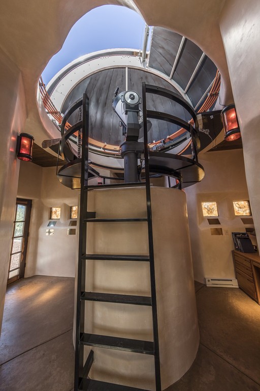 its equipped with a 20 meade telescope and a rotating copper dome | Lamianow.gr