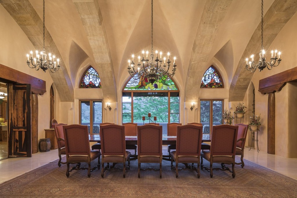 the dining room comes complete with dramatic chandeliers and high ceilings | Lamianow.gr