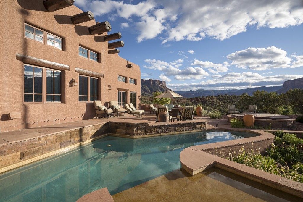 the main house was designed in a southwestern style by architect jamie daugaard | Lamianow.gr
