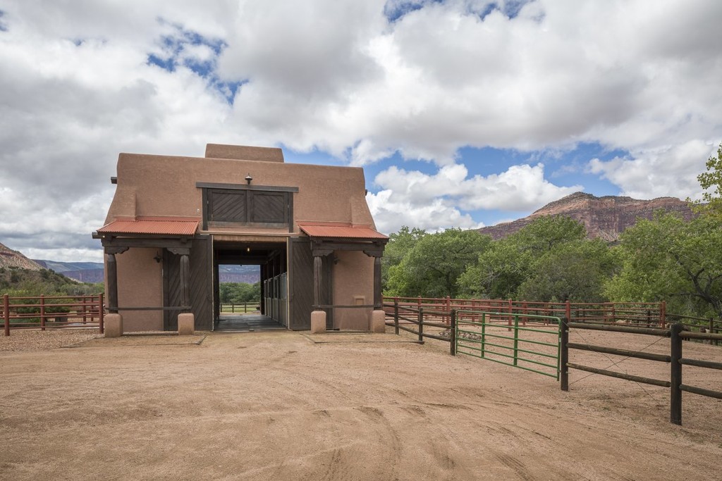 the stables also have offices and shower facilities | Lamianow.gr