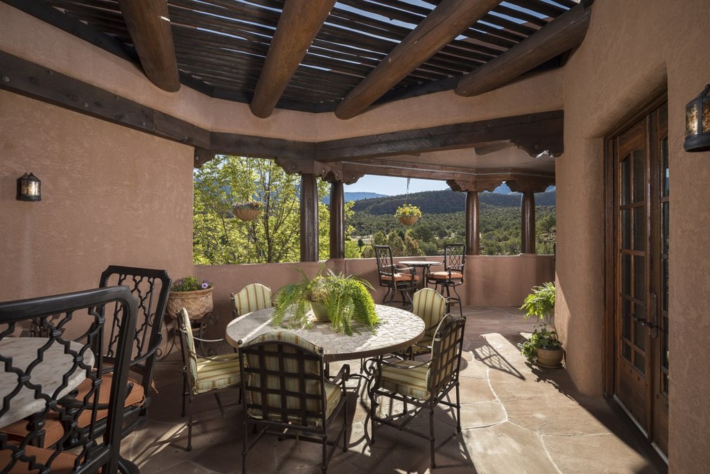 theres also a two bedroom guest house situated near a creek on the property it has its own garage | Lamianow.gr