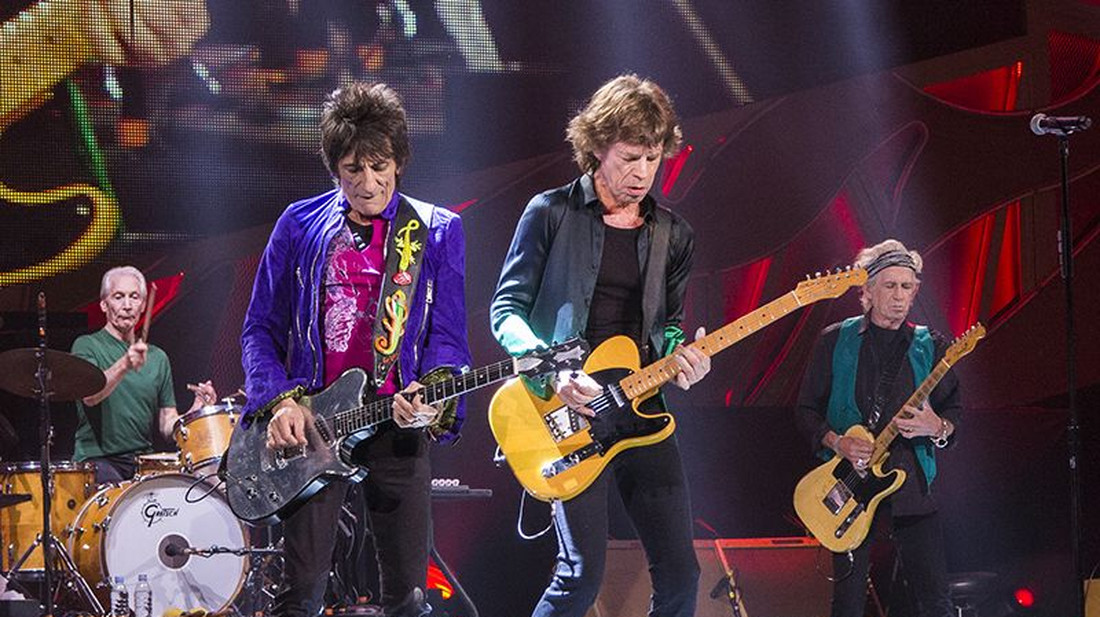 Μπαίνεις αεροπλάνο και τσουπ! Να σου οι Rolling Stones μπροστά στα μάτια σου